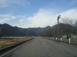 板取川沿いを走る県道８１。