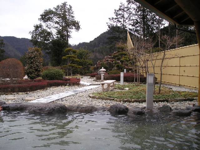 日本庭園越しの眺めが見事な露天風呂。