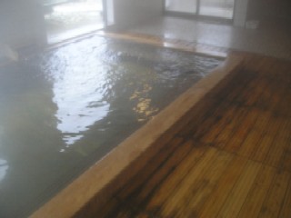 総檜造りの内風呂。