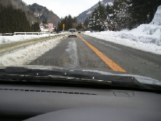 Ｒ１５８丹生川付近。気温は６℃だったが、道路上に残雪や凍結した部分があった。