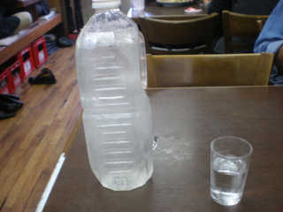 お水のお替りはテーブルにあるペットボトル。さすがデカ盛りの店だ。（笑）