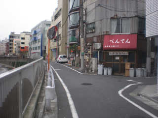 神田川沿いにお店がある。