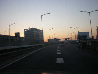 日の出前の羽田空港。