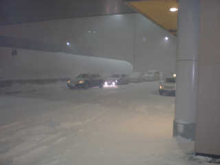 19：40　吹雪の青森空港に到着。