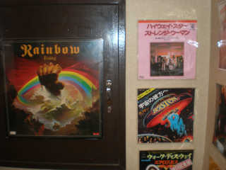 トイレの中にもレコードジャケットが飾られていた。