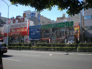 飯田橋駅神楽坂口から徒歩２分。外堀通り沿いにある。