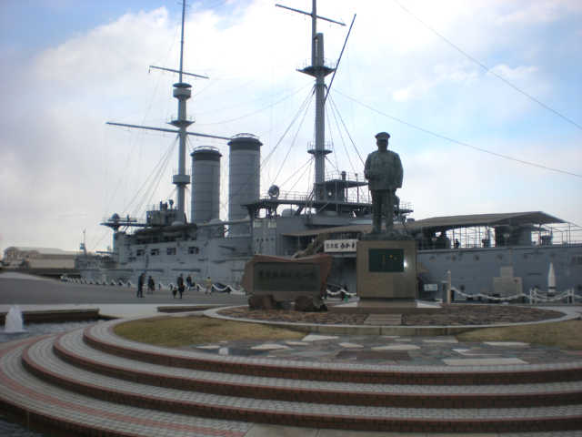 記念艦三笠と東郷平八郎元帥のブロンズ像。