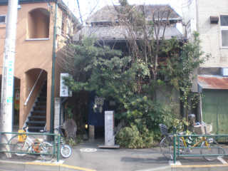 お店は柴又街道沿いにある。