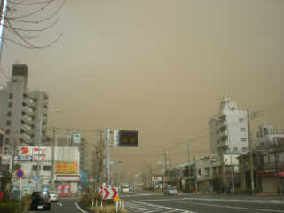 横須賀から帰り道、いきなり前方の空が黄色になる。