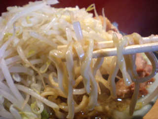 麺は二郎系らしく、手打ちの太麺。