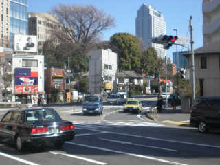 お店は慶應大三田キャンパスそばのR1沿いにある。