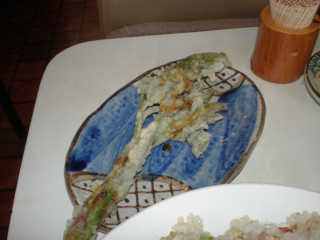 女将さんからのサービスの山菜の天ぷら。