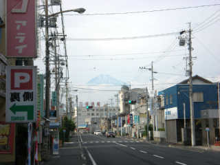 通りからは富士山が望める。