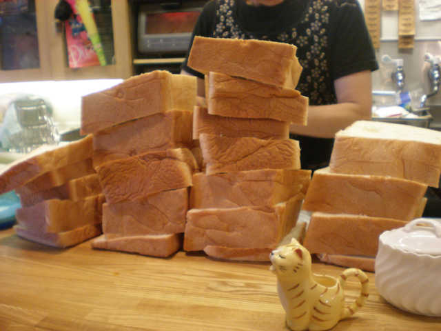 分厚く切られた食パンの山。