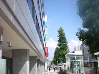 JR福井駅に続く駅前大通り沿いにある放送会館。