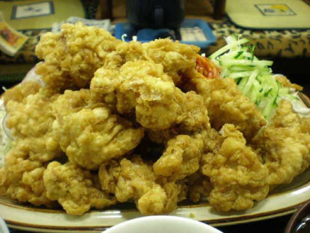 鶏の天ぷらがてんこ盛り！後で数えたら１４個もあった。