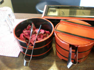 カウンターには無料のしば漬と紅生姜が置いてある。