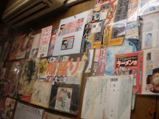 店内の壁は、紹介記事の切り抜きや有名人の色紙でビッシリ！