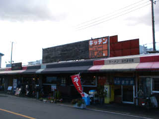 お店は場内を入って右側（西側）にある。