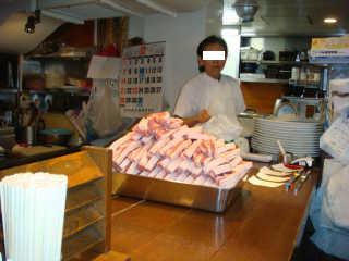 トレイに山積みされた豚肉。