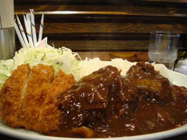 カレーには神戸和牛のスジ肉が煮込んである。