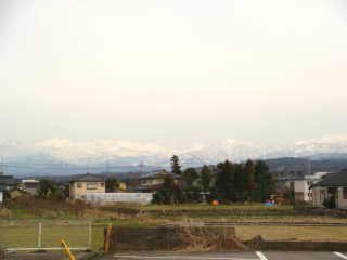 駐車場からは富山のシンボル、立山連峰がはっきりと見える。