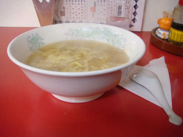 定食のスープはラーメン鉢で出てくる。