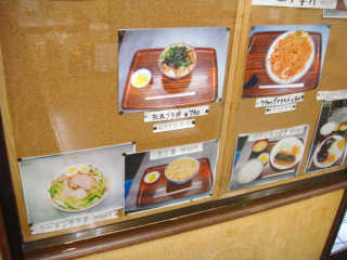 たれブタ丼（750円）、ラーメンサラダ（700円）、ケチャップやきそば（800円）といった変り種メニューも多い。