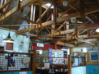 店内は天井がなく、トラス梁の小屋組がむき出し。