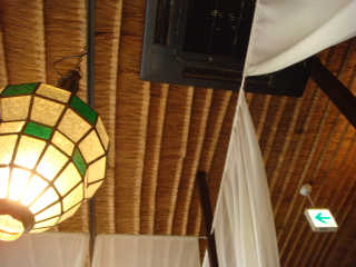 天井も椰子編みで、エスニックな雰囲気の店内。