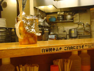 カウンターにある自家製キムチは食べ放題。
