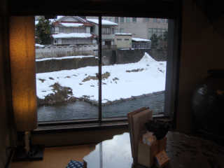 奥の小上がり席からは、吉田川が真下に見える。