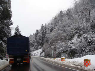 雪景色のR304で富山県入り。