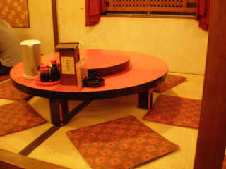 中華料理店で定番の丸い回転テーブルのある小上がり席。