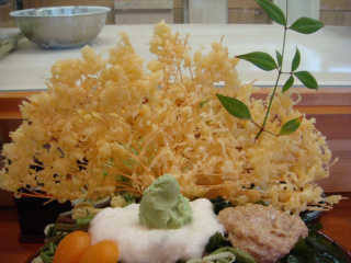 大銀杏をあしらったと思われる蕎麦の天ぷら。