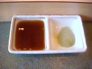 小皿に和風だれと抹茶塩が添えられている。