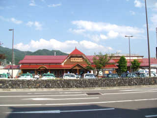山小屋風にリニューアルされた信濃大町駅。
