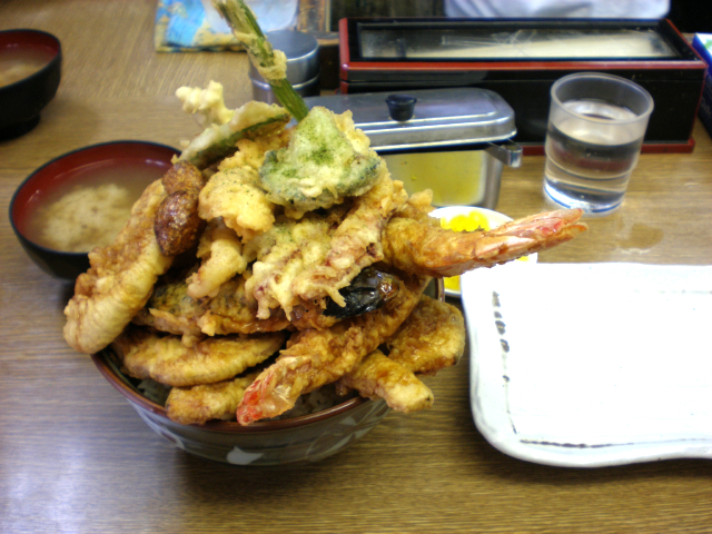 丼からうず高く積まれた天ぷらの数々。