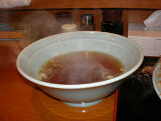 スープもデカく、らーめん鉢で出てきた。