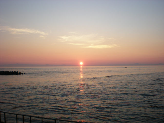 津軽海峡に沈み夕日。